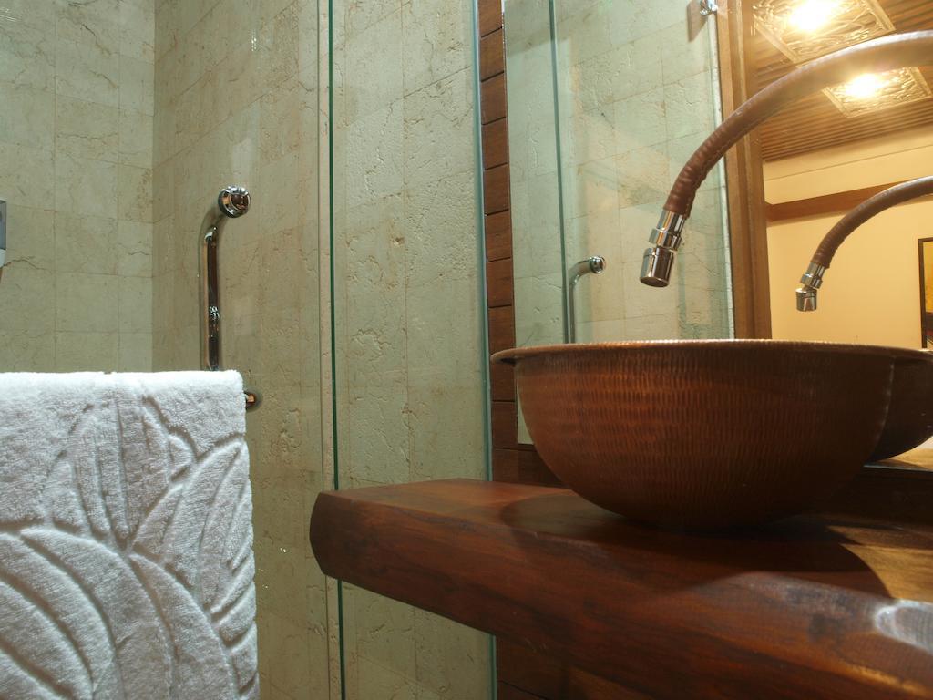 Flores Gallery Hotel Bandung Bilik gambar