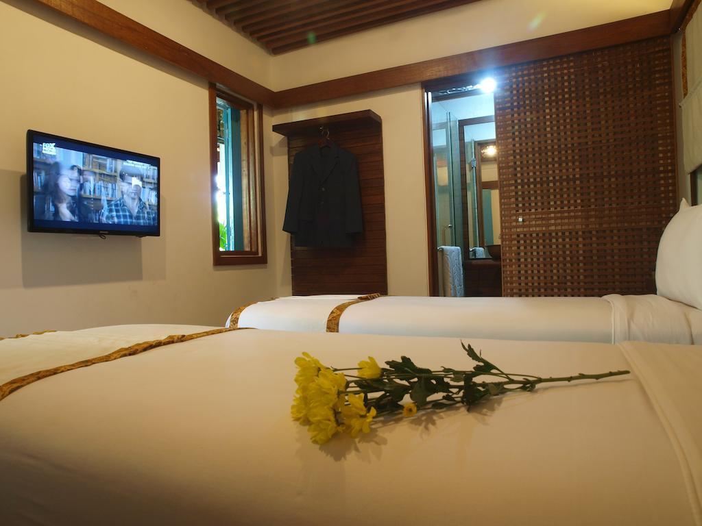 Flores Gallery Hotel Bandung Bilik gambar