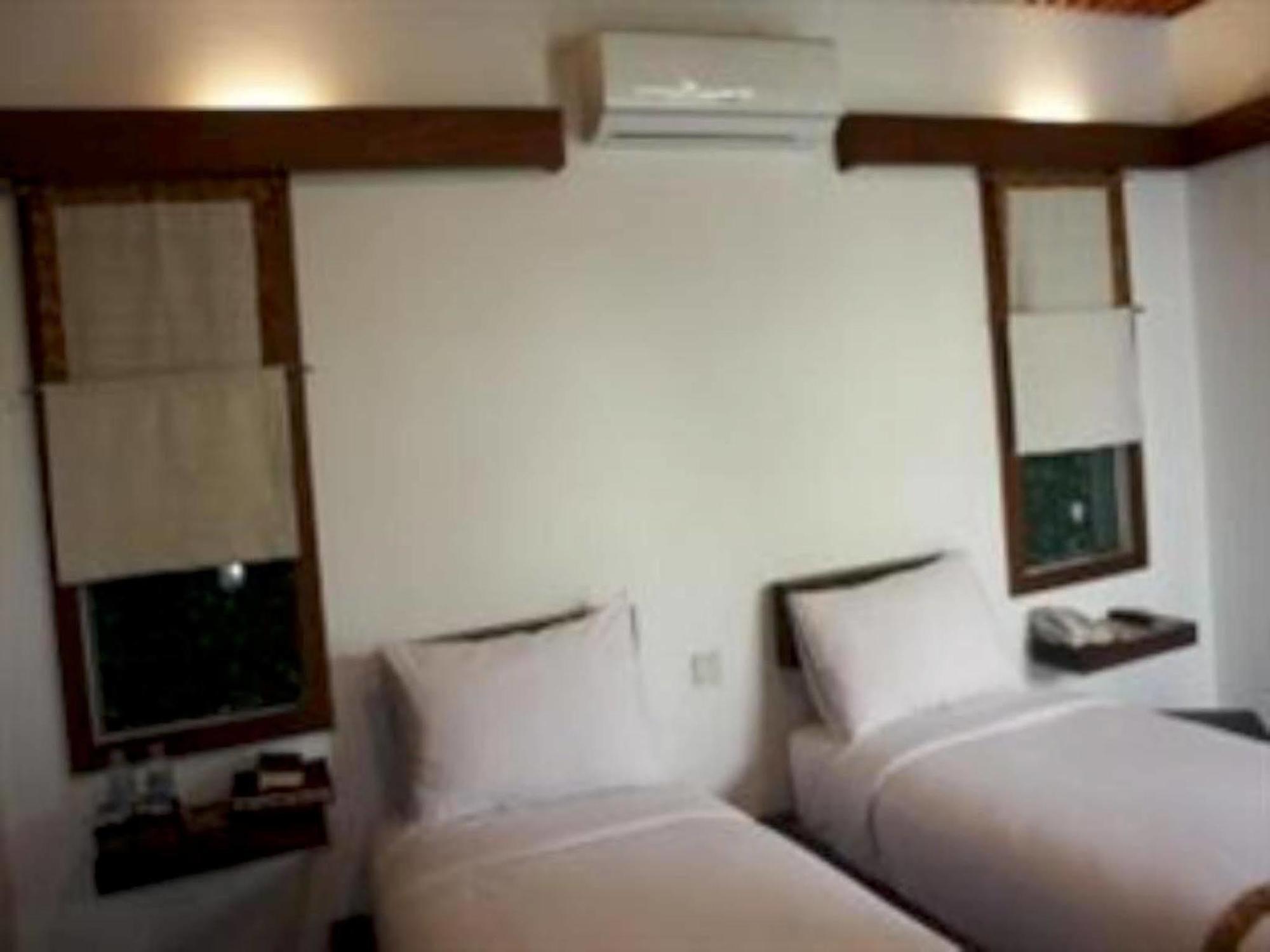 Flores Gallery Hotel Bandung Luaran gambar